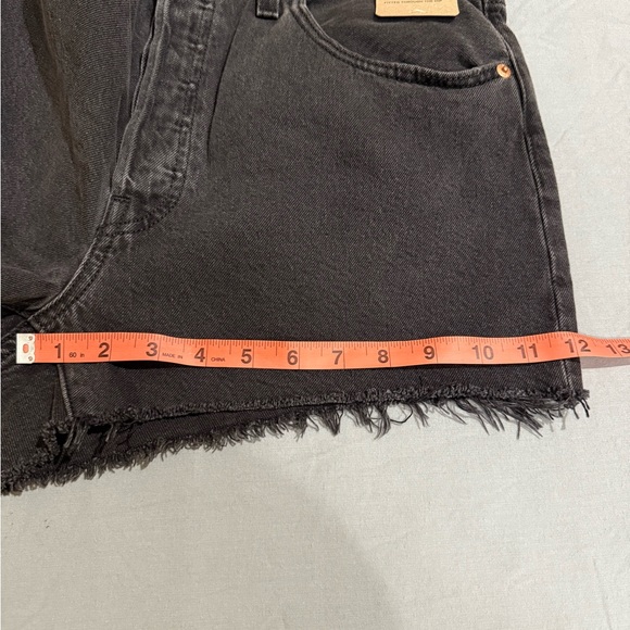 Levi’s Women high rise fitted denim shorts through the hip - Picture 9 of 10